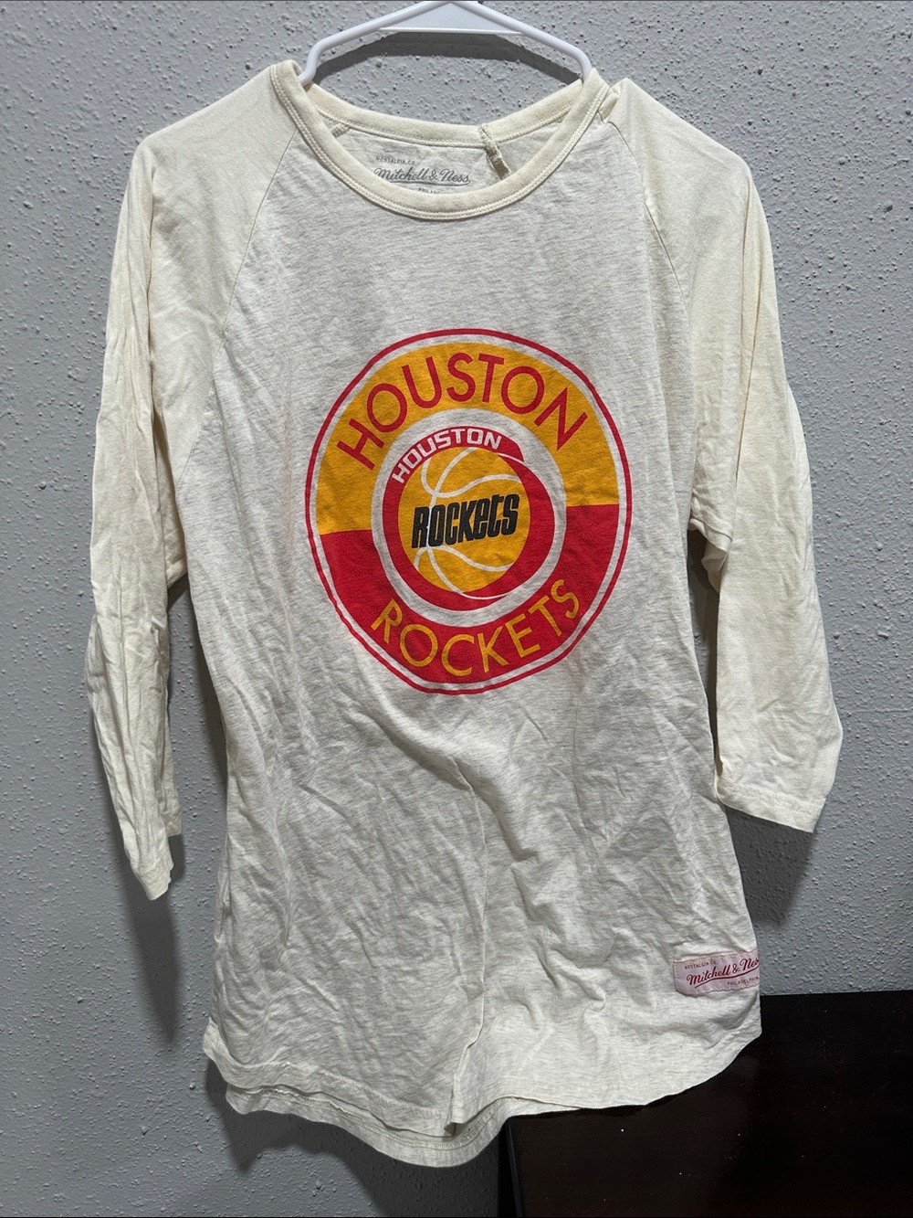 Mitchell & Ness'Houston Rockets Cream Long-Sleeve Tee